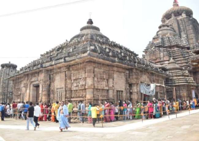 ओडिशा में महाशिवरात्रि की धूम: लिंगराज मंदिर में उमड़ी श्रद्धालुओं की भीड़, सुरक्षा के कड़े इंतजाम
