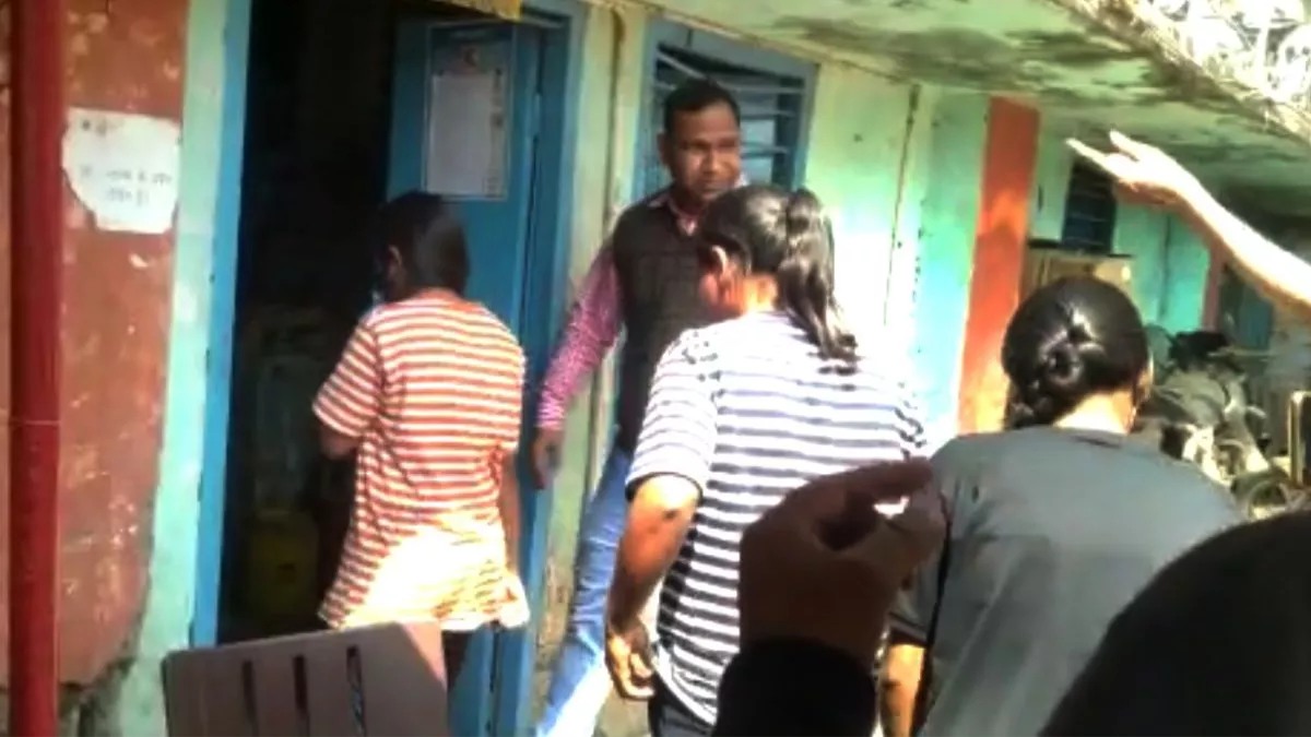 फरीदाबाद से भागी लड़कियां को साथ लेकर जाती हरियाणा पुलिस।