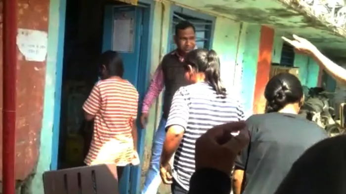 फरीदाबाद से भागी लड़कियां को साथ लेकर जाती हरियाणा पुलिस।