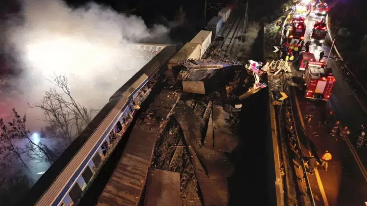 Greece Train Accident: ग्रीस में ट्रेन और मालगाड़ी के बीच भीषण टक्कर, 26  लोगों की मौत; 85 घायल - train collision in Greece kills at least 16 many  people injured
