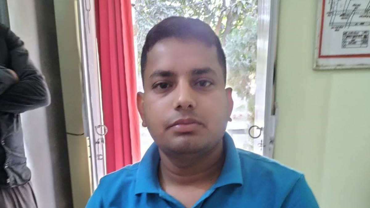 fake inspector used to flaunt his uniform worked for several days in police station arrested in khagaria