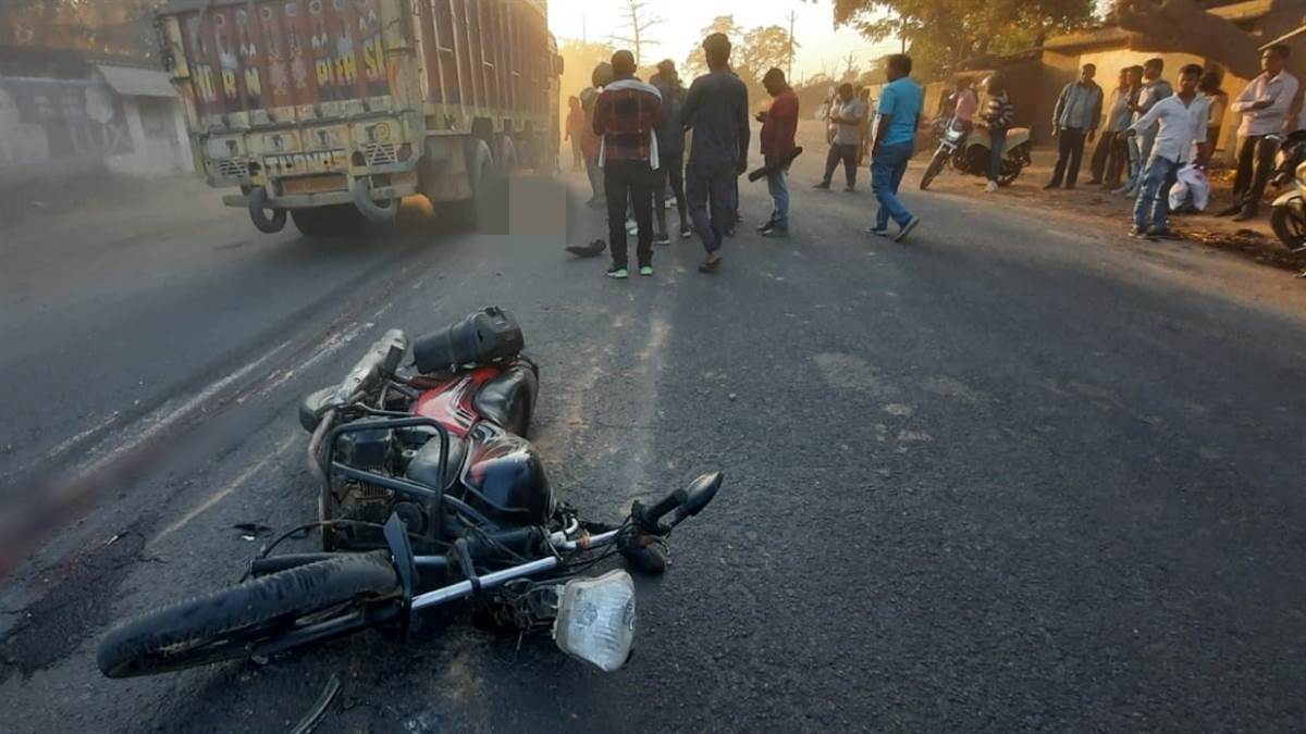truck crushed two bike riders in koderma road accident