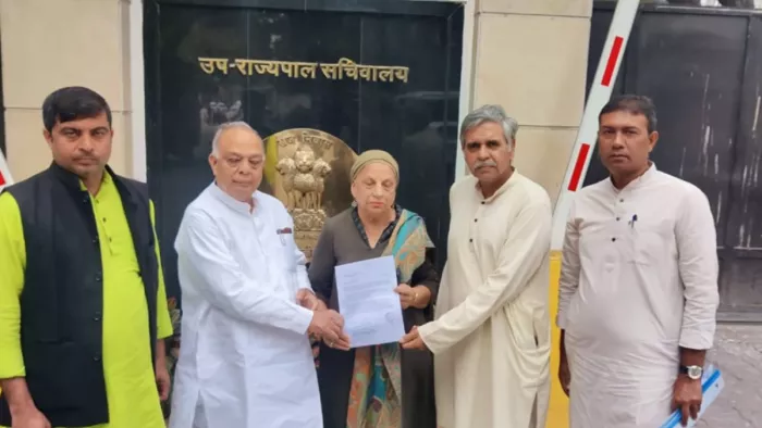 केजरीवाल और सिसोदिया पर राजद्रोह का केस दर्ज करने की मांग, कांग्रेस नेता ने LG को लिखा पत्र।