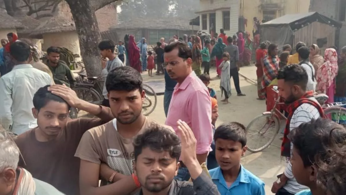 बगाह, पश्चिमी चंपारण में बोरिंग के दौरान हाईटेंशन तार की चपेट में आने से चाय दुकानदार की मौत, मिस्त्री गंभीर