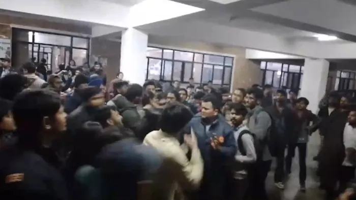 जेएनयू में बीती रात छात्र संगठनों के बीच हुई झड़प। फाइल फोटो