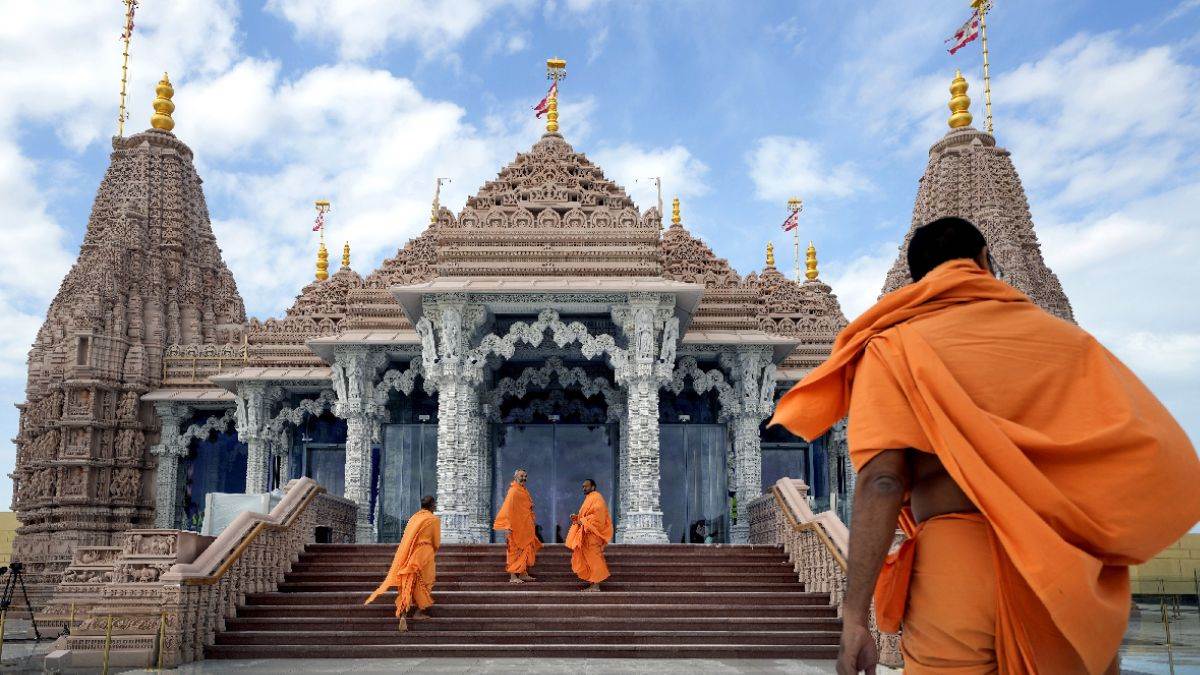 BAPS Mandir: अबू धाबी के पहले हिंदू मंदिर की भव्यता देख आप भी हो जाएंगे  कायल, वास्तुकला में दिख रही UAE की झलक - Architecture of first Hindu stone  temple in Abu