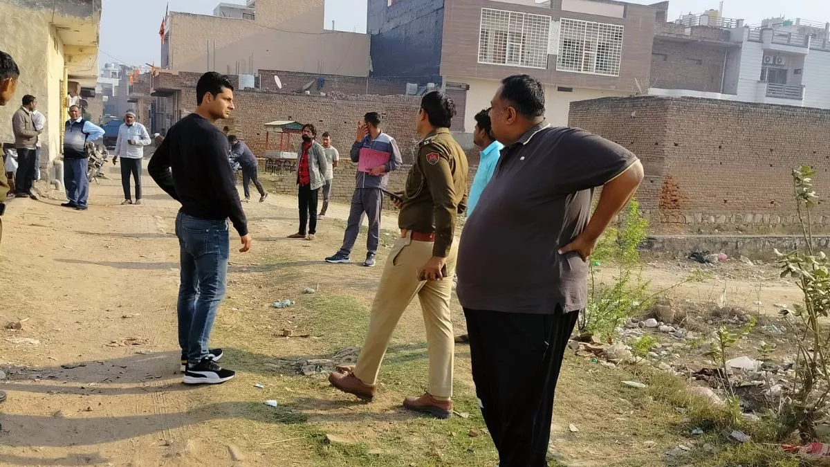 Hapur News: युवक का शव मिलने से मचा हड़कंप, जेब में मिले नशीले इंजेक्शन; पुलिस कार्रवाई में जुटी