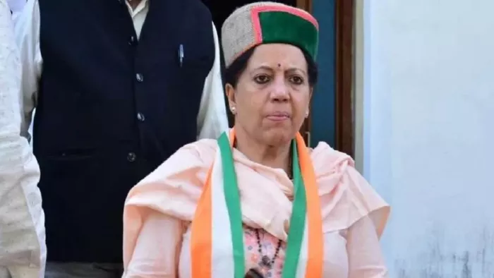 प्रतिभा सिंह और उनके बेटे विक्रमादित्य सिंह को अपने खेमे में लाना चाहती है भाजपा (फाइल फोटो)