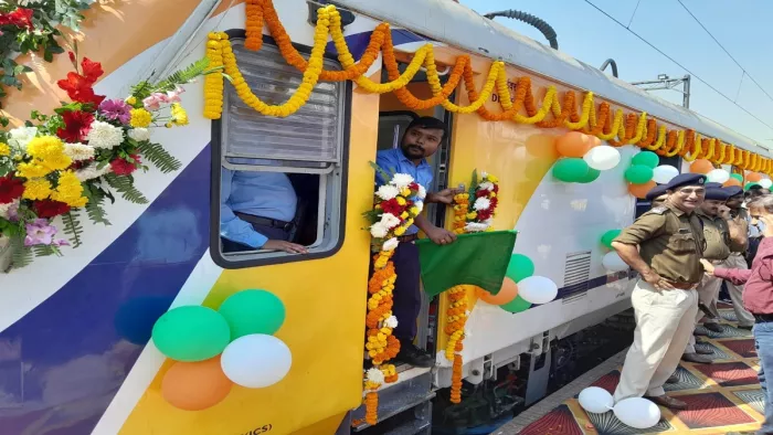 प्रधानमंत्री ने झंड़ी दिखाकर किया टाटा-बदाम पहाड़ मेमू ट्रेन को किया रवाना।