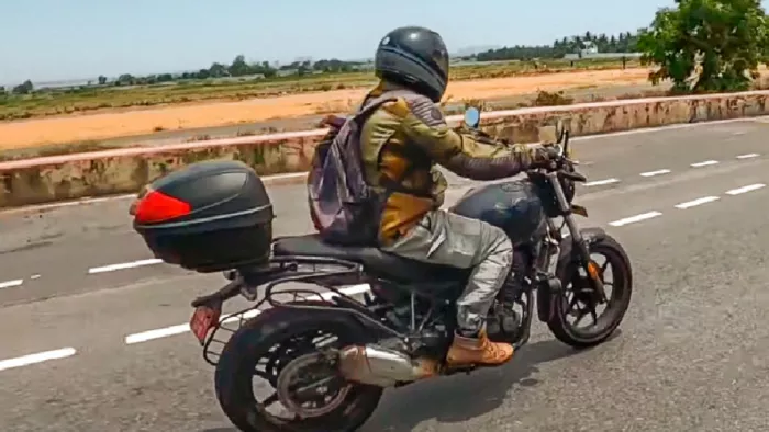 Royal Enfield Hunter 450 और Scram 650 टेस्टिंग दौरान स्पॉट की गई है।