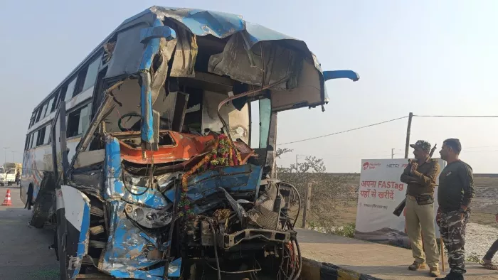 खड़े ट्रक से टकराई दिल्ली जा रही बस; दो की मौत, दर्जनभर घायल। (जागरण फोटो)