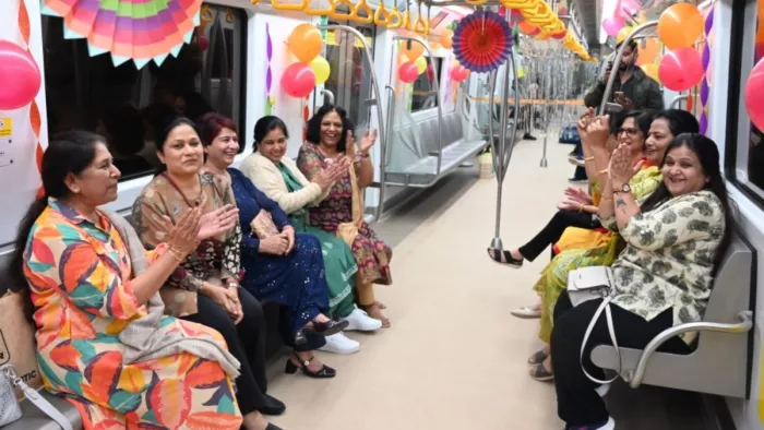 Agra Metro: मेट्रो में किटी पार्टी में भाग लेती जौली फ्रेंड्स ग्रुप की महिलाएं l सौ. यूपीएमआरसी
