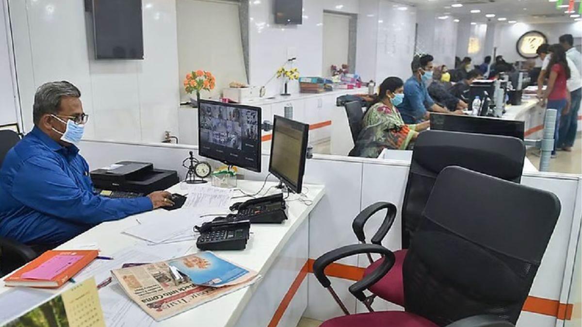 https://www.jagranimages.com/images/newimg/01032025/01_03_2025-bank_employee_23893175.jpg