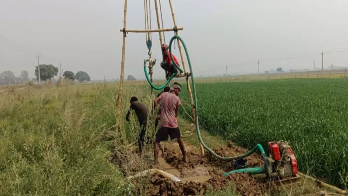 शाहपुर में प्राकृतिक गैस और पेट्रोलियम उत्पादों की खोज में हो रही खुदाई