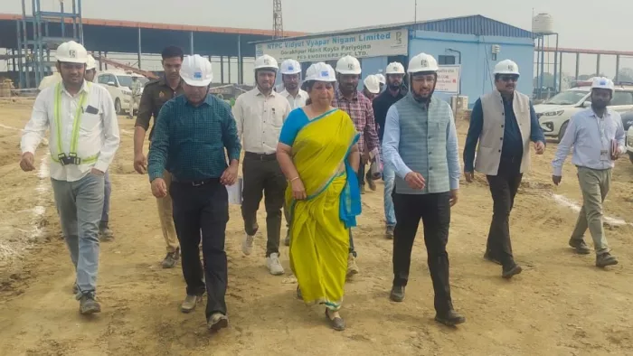 सुथनी में चारकोल प्लांट का निरीक्षण करतीं रेनू नारंग, साथ में नगर आयुक्त गौरव सिंह सोगरवाल। नगर निगम