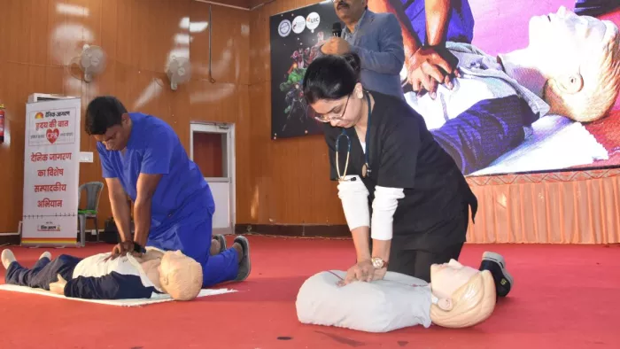 एमएमयूटी में आयोजित सीपीआर कार्यशाला में प्रशिक्षण देते डा.सतीश कुमार साथ में माताप्रसाद मौर्या व डा.रेहाना। संगम दूबे