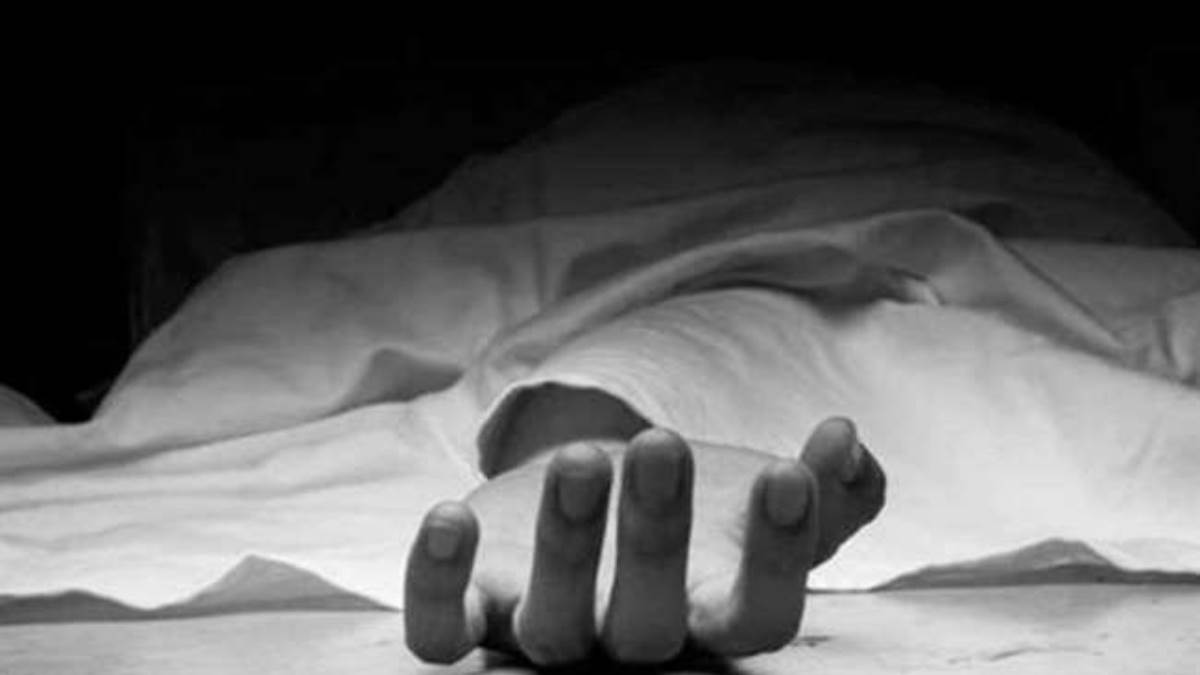 kolkata father take sick daughter to doctor bodies found hanging in shop