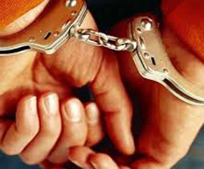 महाराष्ट्र पुलिस ने छापा मारकर दो किलो सोने के साथ गिरोह के सरगना को गिरफ्तार कर लिया।