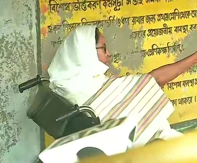 नंदीग्राम के पोलिंग सेंटर पहुंचीं ममता बनर्जी।(फोटो: दैनिक जागरण)