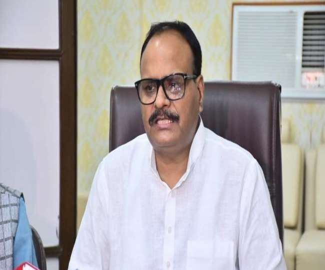 मीक्षा बैठक में उन्होंने दो टूक कहा कि डाक्टर व पैरामेडिकल स्टाफ समय पर ड्यूटी पर उपस्थित हों।