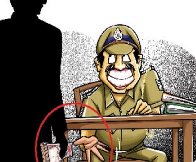 रिश्वत लेते दारोगा का वीडियो वायरल, जुआरियों को छोड़ने का हुआ था सौदा, चार  पुलिस कर्मी निलंबित - Police Inspector Video Viral for Taking Bribe Deal to  Release Gamblers Four ...