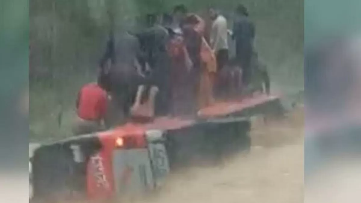 Uttarakhand: रामनगर में बरसाती नाले में पलटी यात्रियों से भरी बस, मौत को नजदीक देख सहमे लोग