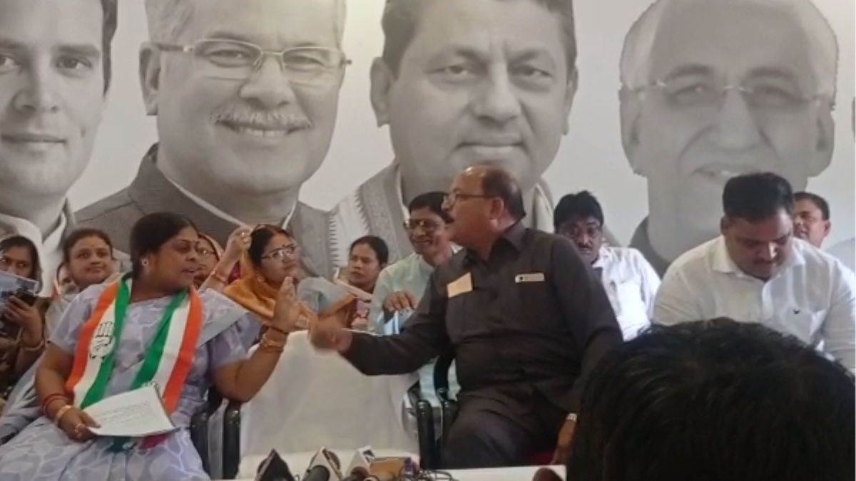chhattisgarh congress leaders clashed for chiar in press conference for rahul gandhi support