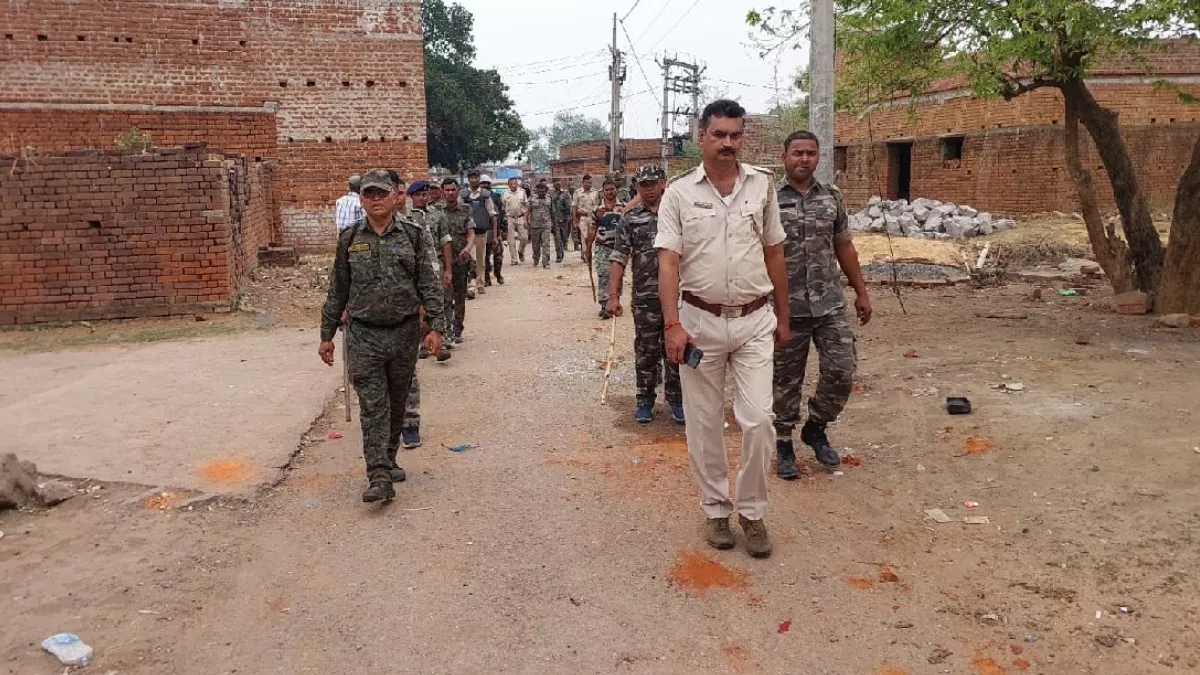 Dhanbad: भुरकुंडाबाड़ी में गोकशी को लेकर बवाल मामले में 12 नामजद, 200 अज्ञात पर मुकदमा; गांव में धारा 144 लागू
