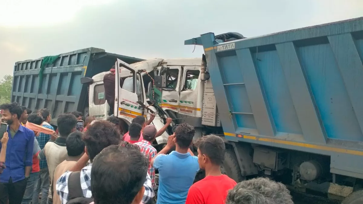 Dumka: ओवरटेक करने के चक्कर में आमने-सामने भिड़ी दो हाइवा, सहायक चालक की मौत; केबिन काटकर निकाला गया ड्राइवर