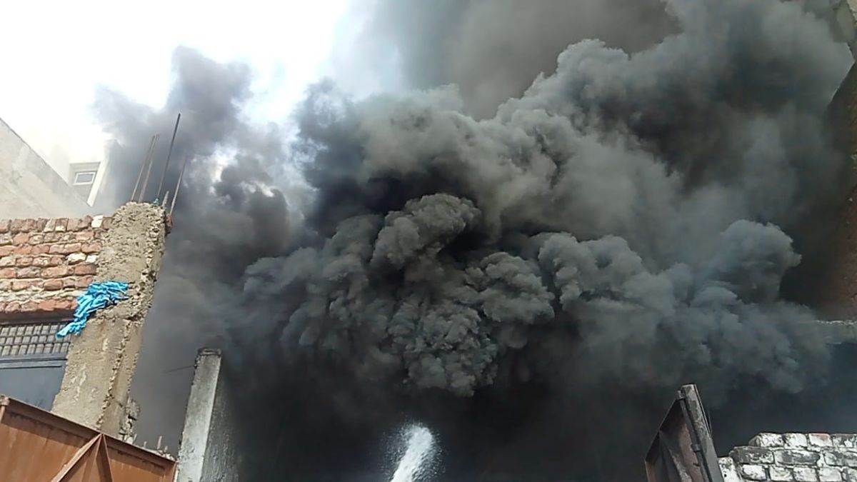 https://www.jagranimages.com/images/newimg/01042023/01_04_2023-fire_in_agra_mantola_godown_23373131_134954393.jpg