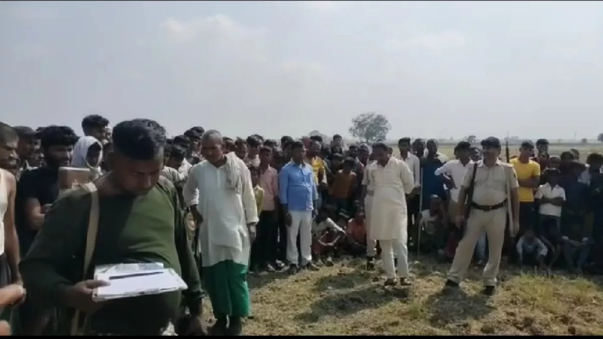 Bihar: अज्ञात महिला और बच्ची के शव खेत में मिले, अब तक नहीं हो सकी शिनाख्त, जांच शुरू, FSL टीम मौके पर पहुंची