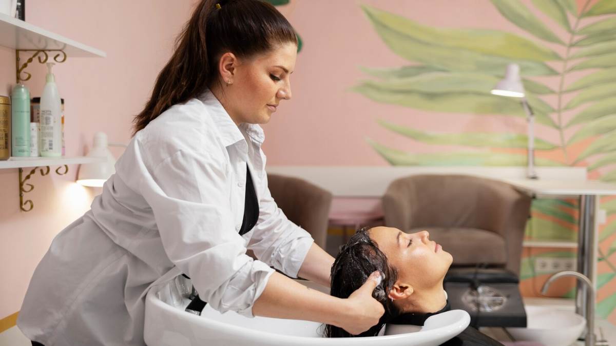Hair Spa कय हयर सप पर पस खरच करन सह ह जन इसक सभ फयद और  नकसन  hair spa pros and cons