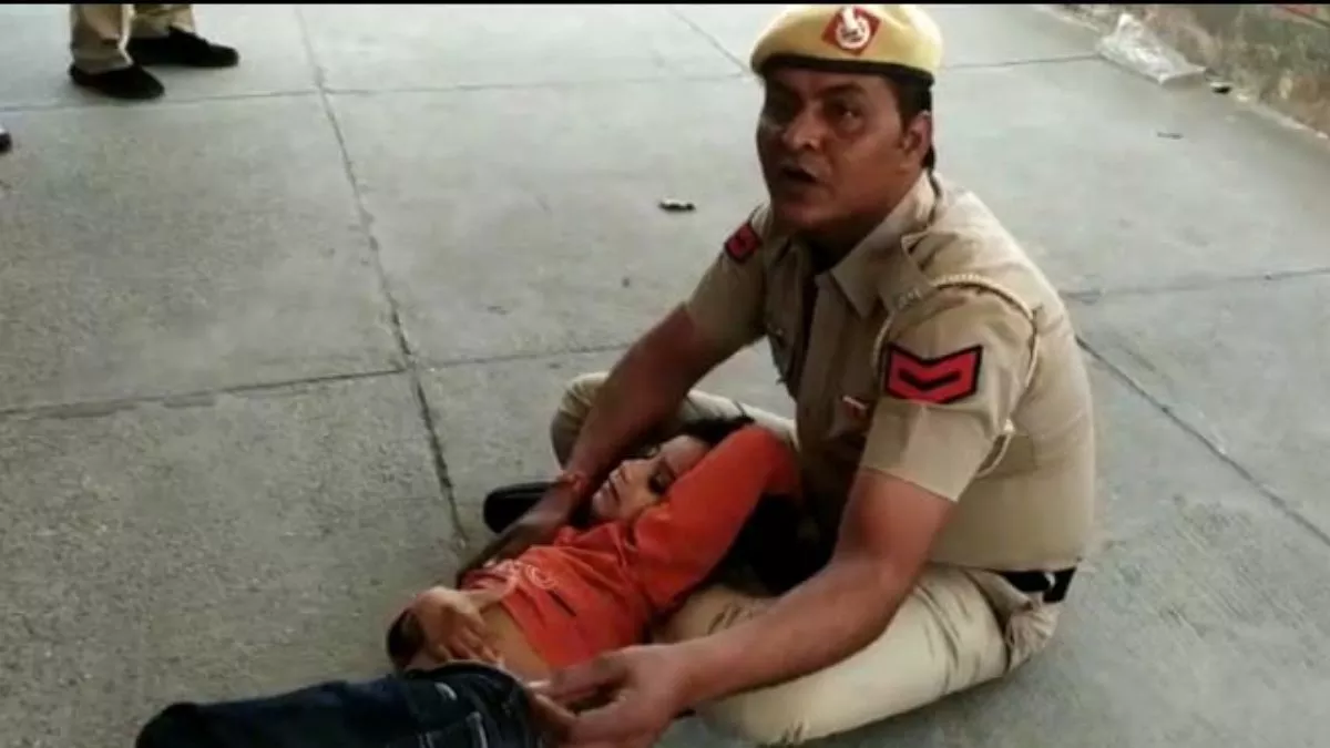 Kaithal: लघु सचिवालय में बेटे सहित धरने पर बैठा हेड कांस्टेबल, अपने ही विभाग पर प्रताड़ित करने का लगाया आरोप