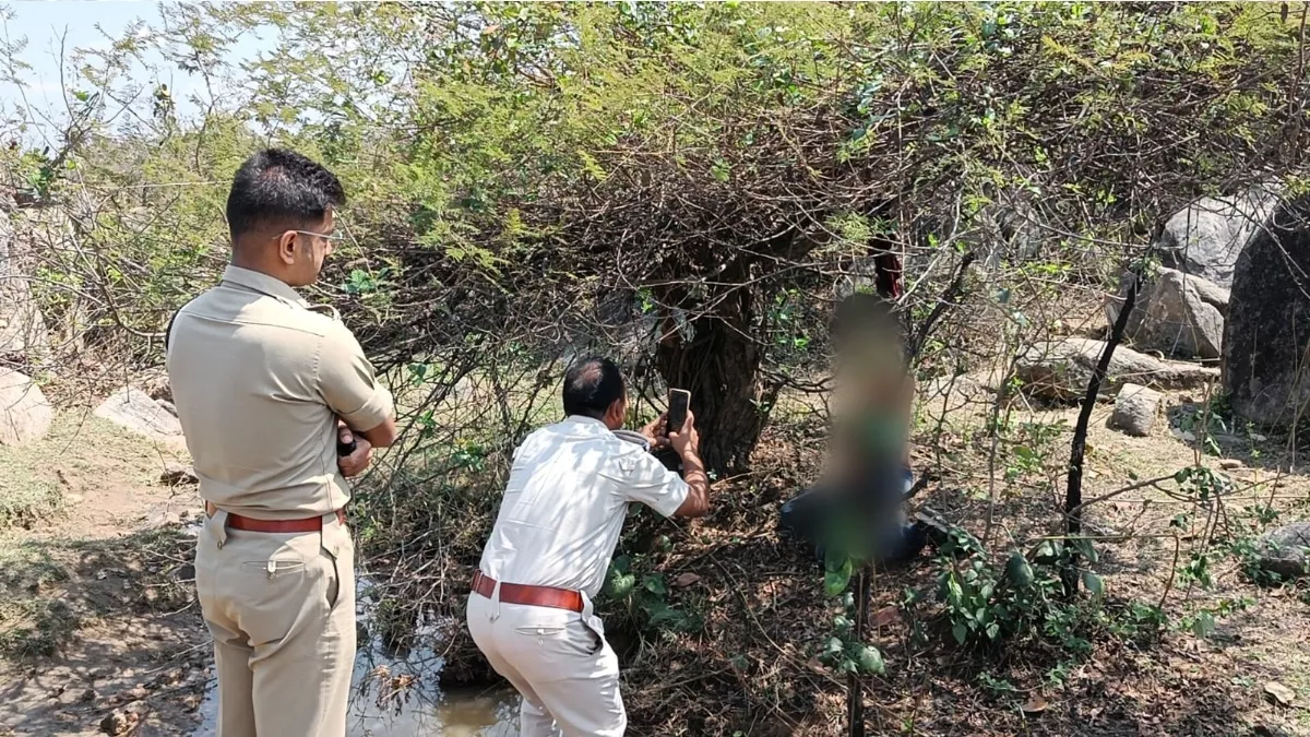 Jharkhand: कोडरमा के जंगल में पेड़ से लटका मिला युवक का शव, शरीर पर चोट के निशान; मारपीट कर हत्या की आशंका