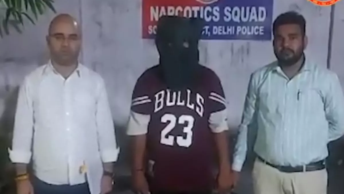 Delhi: शख्स को पिस्तौल से केक काटना पड़ा महंगा, दिल्ली पुलिस ने गिरफ्तार कर शेयर किया मजेदार वीडियो