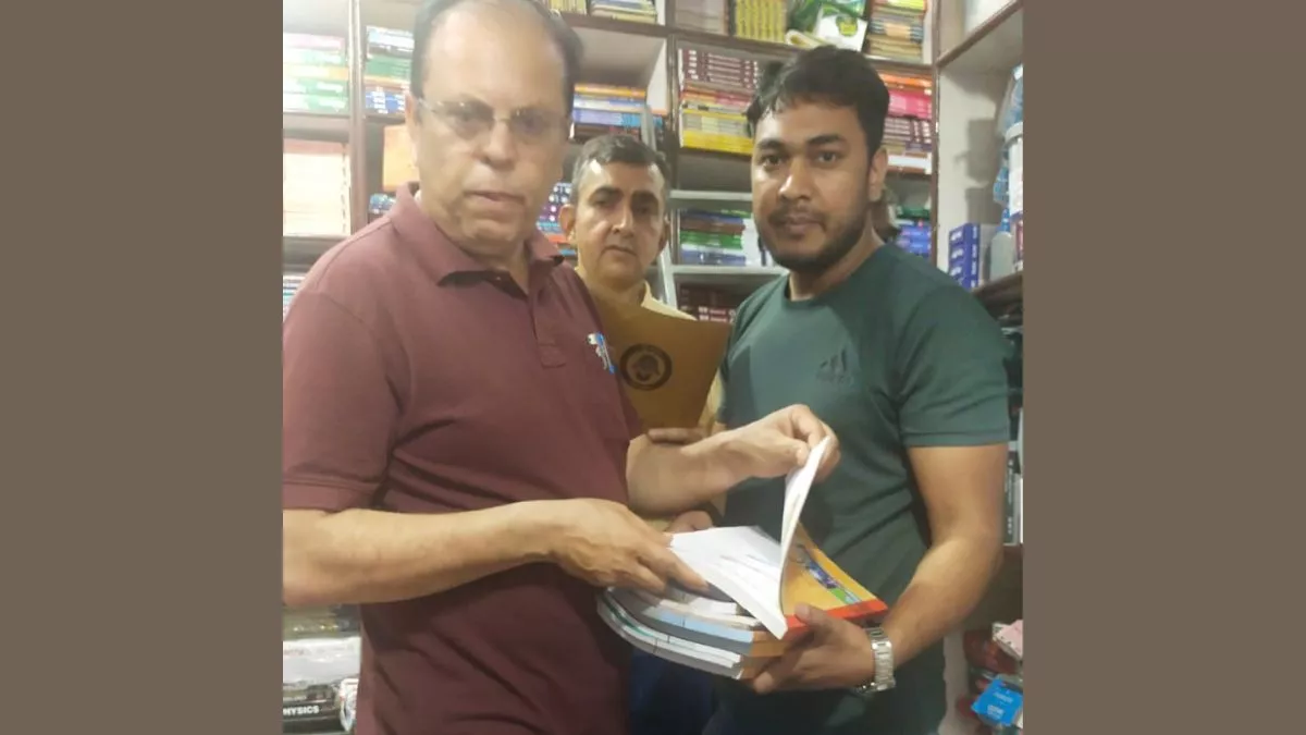 Gurugram: NCERT की नकली किताबों की बिक्री का मुख्यमंत्री उड़नदस्ता ने किया भंडाफोड़, 7 दुकानों पर की छापेमारी