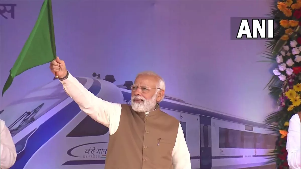 PM Modi ने मध्य प्रदेश को दी पहली वंदे भारत ट्रेन की सौगात, रानी कमलापति स्टेशन से दिखाई हरी झंडी