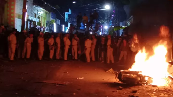 साहिबगंज में शनिवार की शाम विसर्जन जुलूस पर कुछ अराजक तत्वों ने पथराव कर दिया।