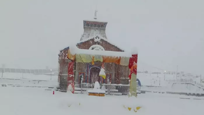 Uttarakhand Weather Update: शनिवार को भी केदारनाथ धाम और गंगोत्री सहित ऊंची चोटियों पर बर्फबारी हुई।