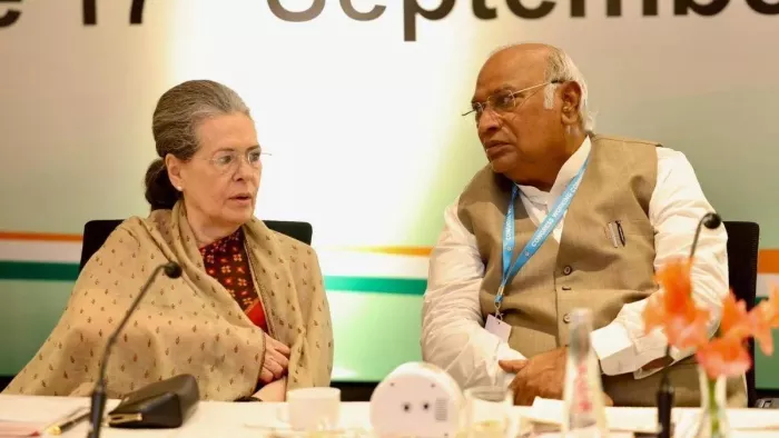 चुनाव से पहले तीन बड़े नेताओं ने छोड़ा कांग्रेस का साथ