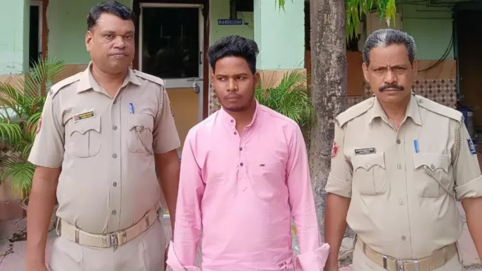 पुलिस कर्मचारियों को लाखों रुपये की चुना लगाने वाला शातिर ठग गिरोह के सदस्य को गिरफ्तार किए हुए पुलिस कर्मी