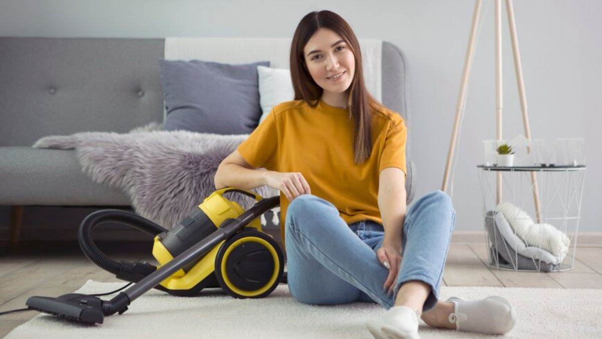 डीप क्लीनिंग के लिए कौन सा वैक्यूम रहेगा बेस्ट? यहां जानें Vacuum Cleaner For Home के बारे में, झाड़ू-पोछे का फीचर शामिल