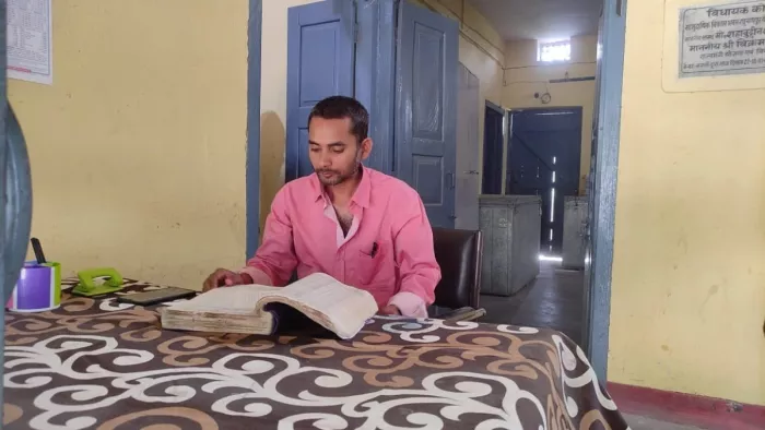अपनी सीट पर बैठ कार्य का निपटारा करते रौशन कुमार