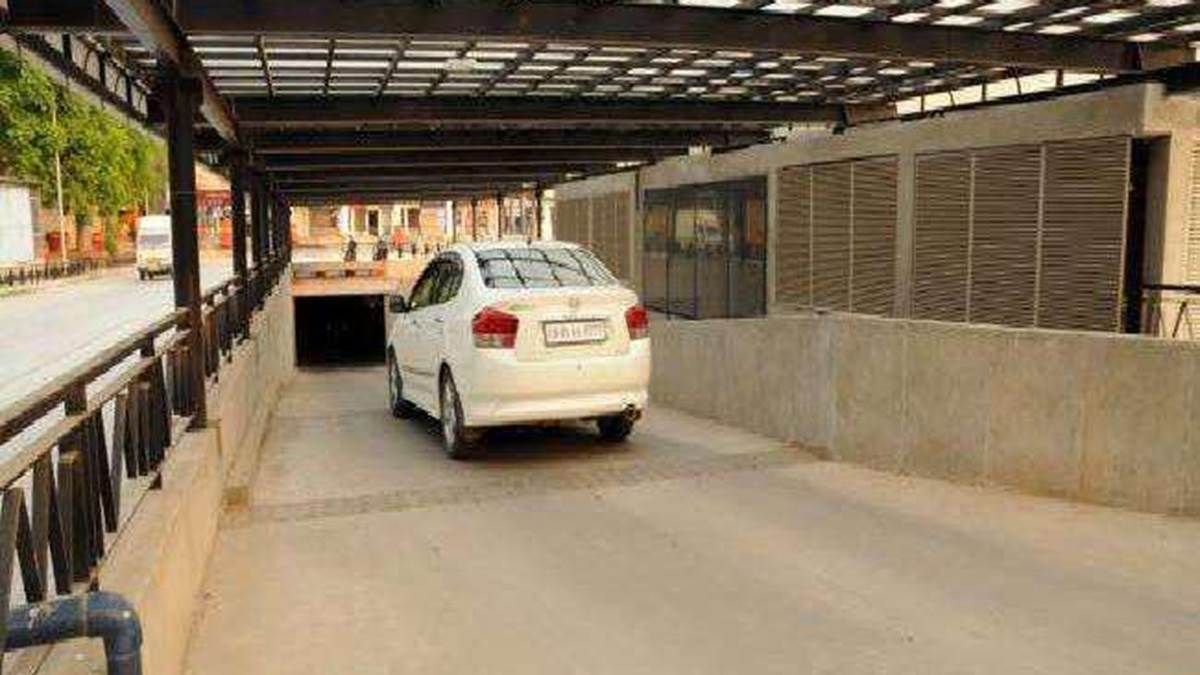 https://www.jagranimages.com/images/newimg/01042024/01_04_2024-car_park_23687663.jpg