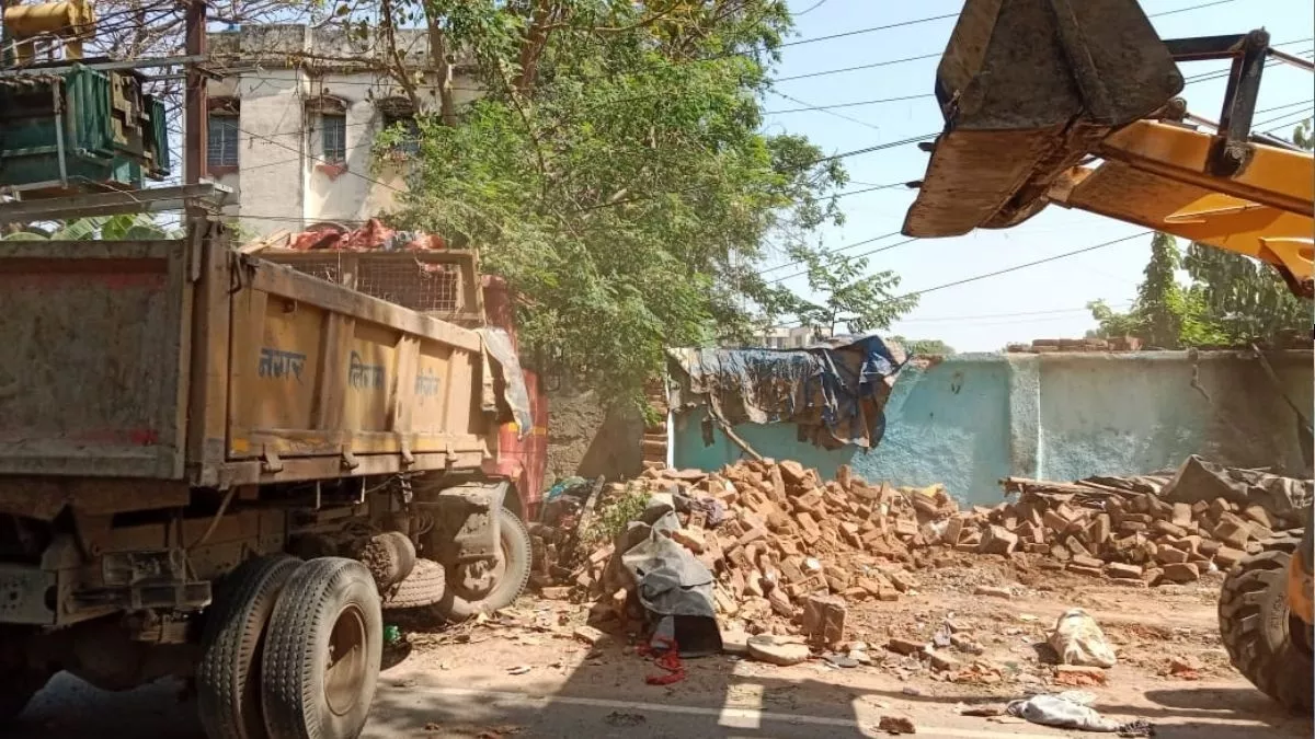 मुंगेर में सफाई कर्मी के साथ मारपीट, नगर आयुक्‍त ने तुरंत लिया एक्‍शन; अवैध मकान पर चलवाया बुलडोजर