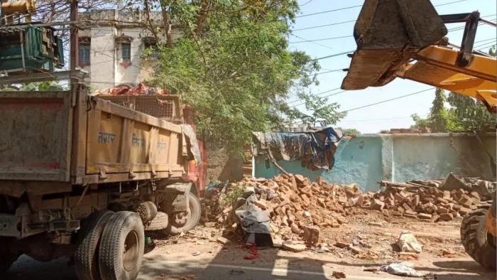 अवैध रूप से बने कच्चे मकान पर चलता बुलडोजर- जागरण।