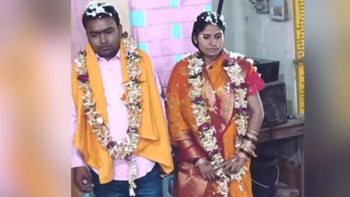 पकड़ौआ विवाह के बाद राजस्व कर्मचारी रिंटू कुमार व नव विवाहित रानी चंद्रप्रभा। (फोटो क्रेडिट: स्वजन)