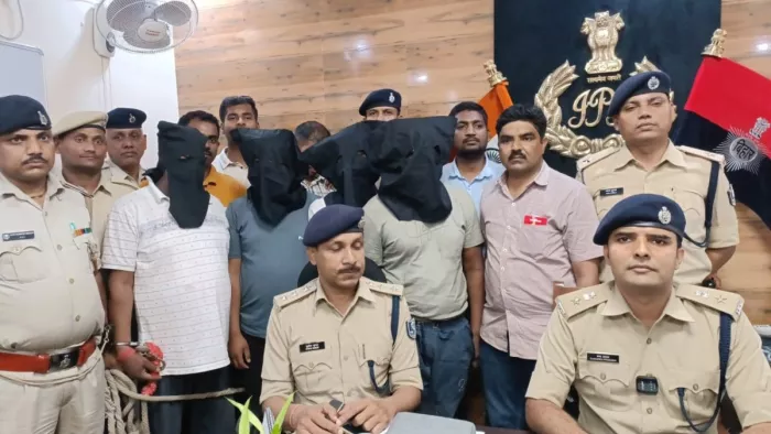 पुलिस गिरफ्त में आरोपित व जानकारी देते सिटी एसपी चंद्र प्रकाश। जागरण