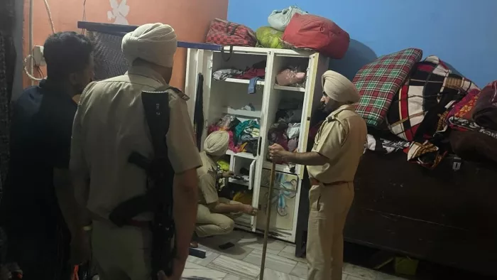 नशे पर लगाम को लेकर पुलिस ने चलाया तलाशी अभियान, लाखों के नशीले पदार्थ बरामद।