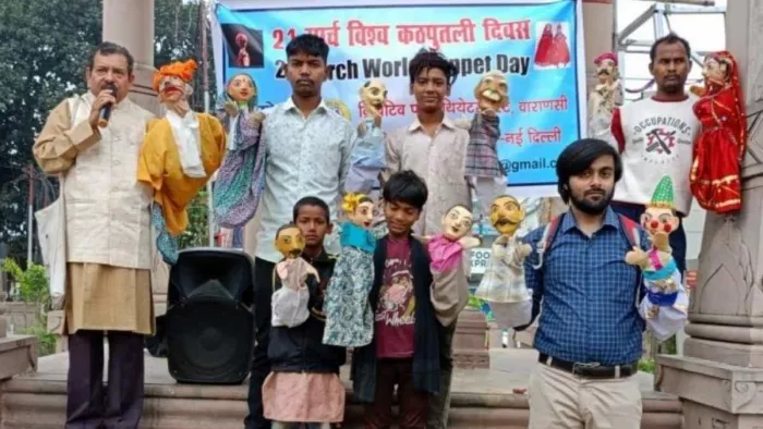 कठपुतली दिवस पर आयोजित कार्यक्रम। (सबसे बाएं हाथ में माइक लिए कठपुतली कलाकार मिथिलेश दुबे)